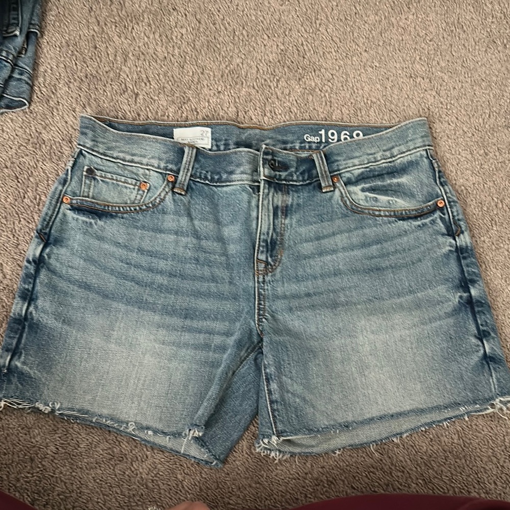 GAP sexy boyfriend Blue Jean Shorts with Frayed Hem and Mid-Thigh Length